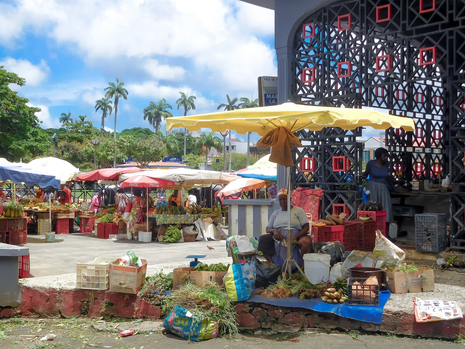 Une commerçante sur un marché guadeloupéen au cœur de l’économie quotidienne.